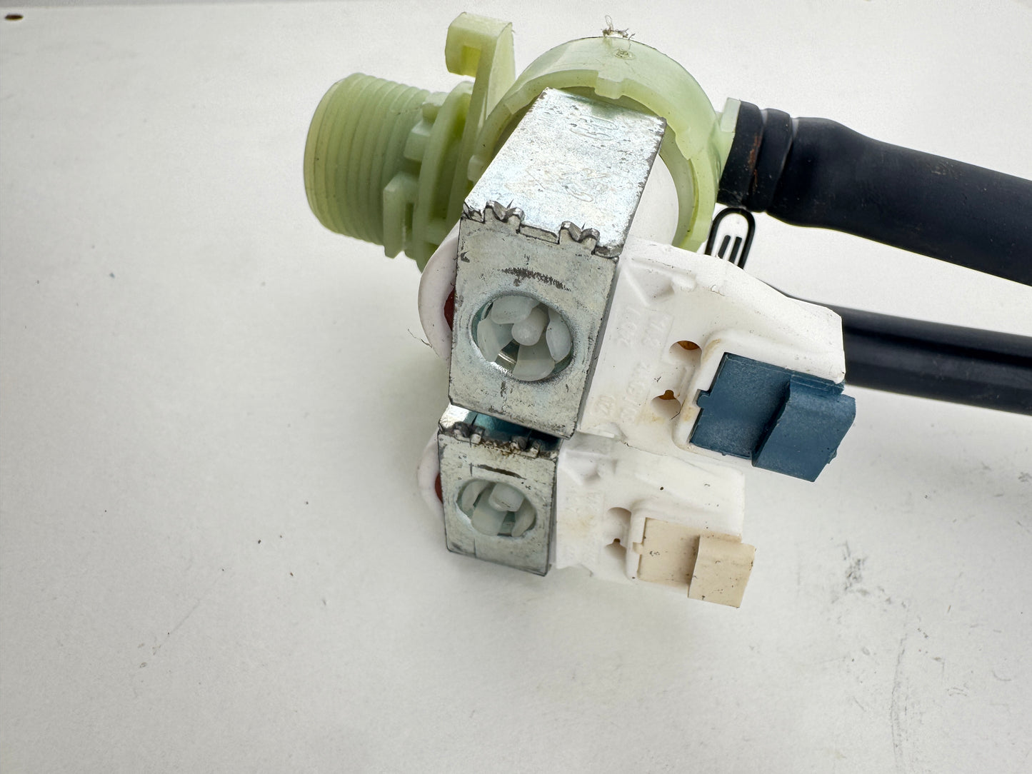 Hoover Cold Water Double Solenoid Inlet Valve : 180Deg. With Bore: 11.5 Bore Outlets & Protected (push) Connectors 41040283