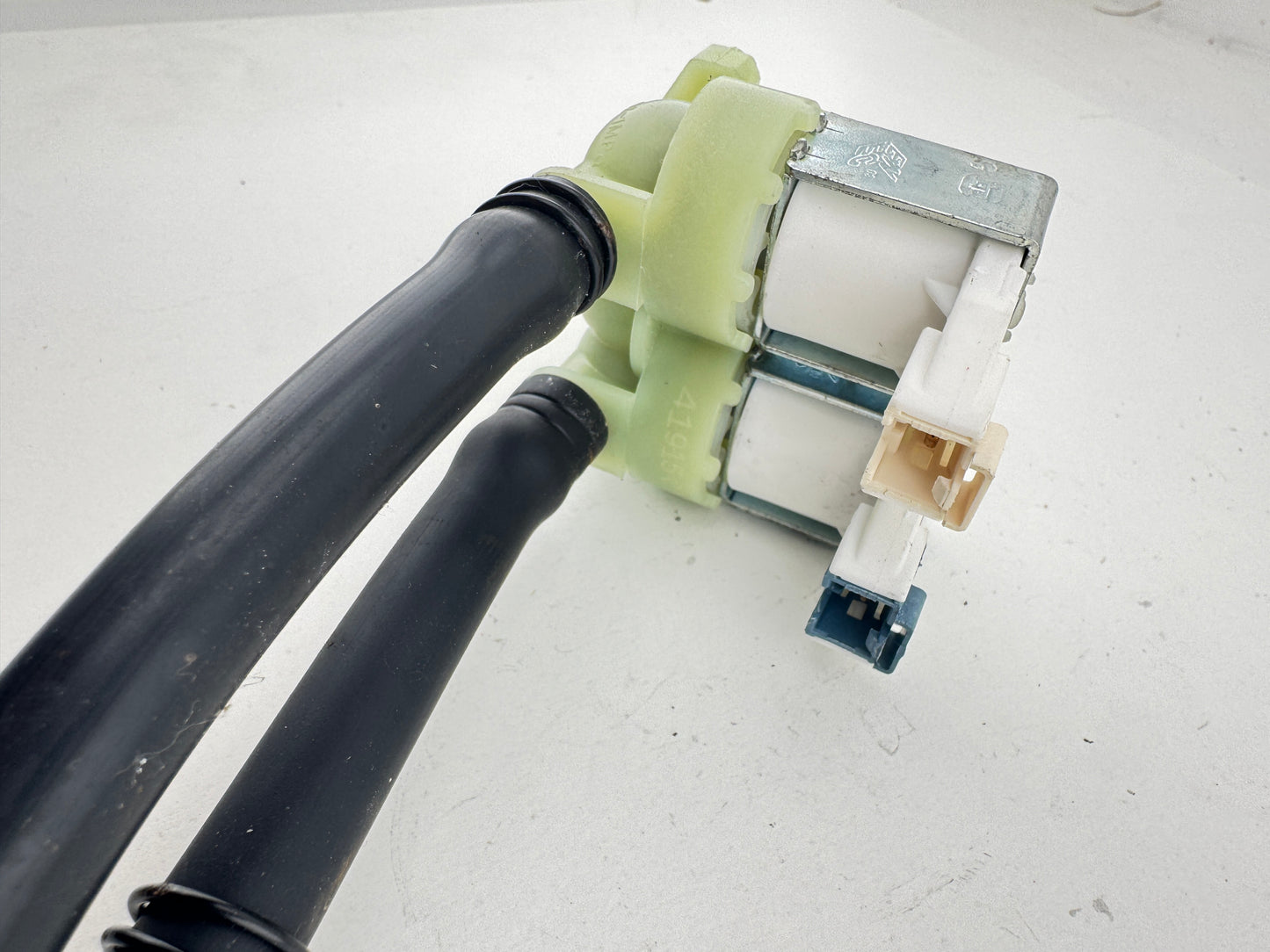 Hoover Cold Water Double Solenoid Inlet Valve : 180Deg. With Bore: 11.5 Bore Outlets & Protected (push) Connectors 41040283